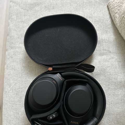 Sony WH-1000XM4 (sort)