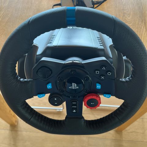 Logitech G29 driving force racerratt med pedaler.