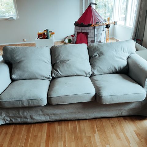 Ektorp sofa selges. 2 + 3 seter.