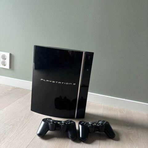 PlayStation 3 med 2 kontroller og 19 spill bl.a GTA V