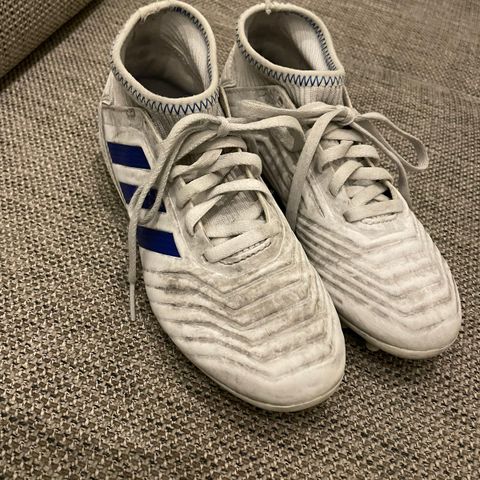 Fotballsko Adidas str 33