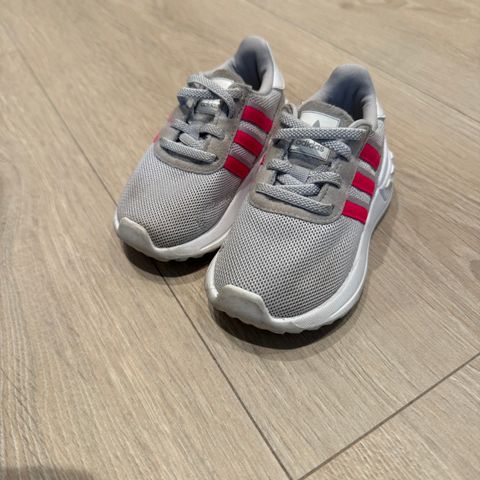 Adidas joggesko til jente