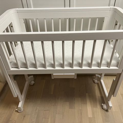 Troll bedside crib