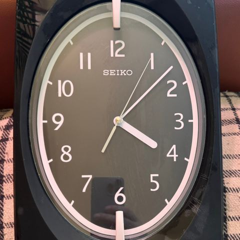 Seiko veggklokke i art deco stil