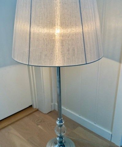 Stor bordlampe fra Scan-Light med skjerm