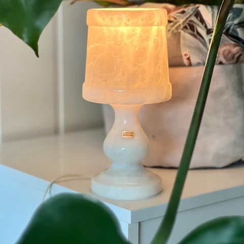 Alabaster eggehvit bordlampe