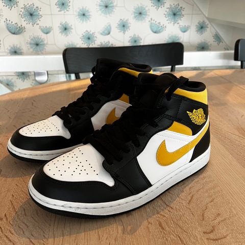 Air Jordan 1 Mid White/Pollen/Black