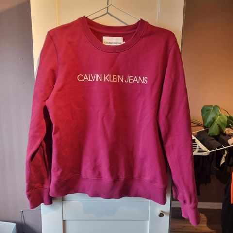 Vinrød/burgunder genser fra Calvin Klein