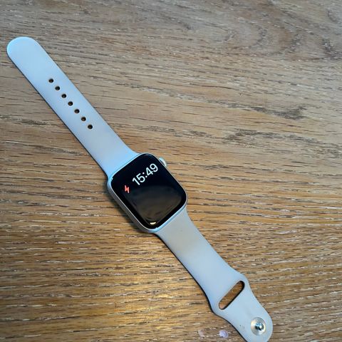 Selger pent og lite brukt APPLE WATCH SERIES 8 GPS 45 MM - ESIM, med ekstra rem