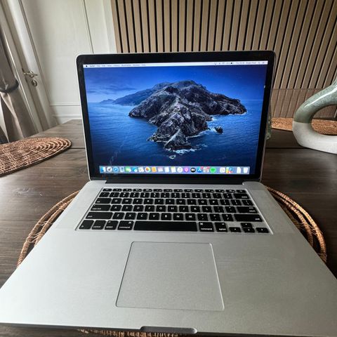 MacBook Pro i god stand! Selges rimeligere i dag bare. 3400,- Mye for pengene.