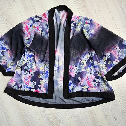 Blomstrete bluse/ kimono fra River Island