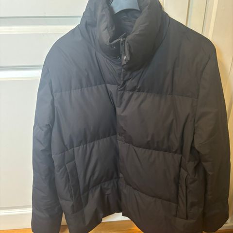 Pent bruker Puffer Jacket fra COS