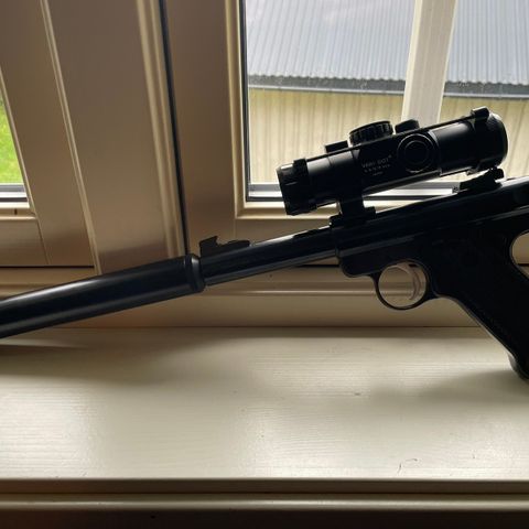 Ruger Target mk2 med lyddemper og rødpunkt.