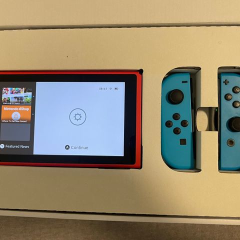 Strøken Nintendo Switch V2 med Tilbehør