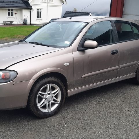 Nissan Almera selges i deler.