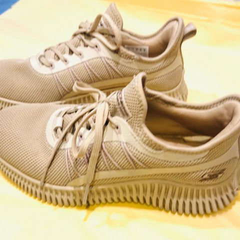 Beige sneakers comfort