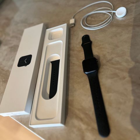 Lite brukt Apple Watch SE 40mm selges