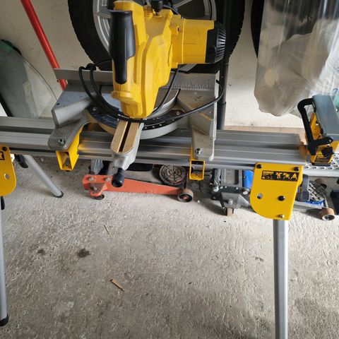 Dewalt dw777  kapp/gjærsag inkl bord