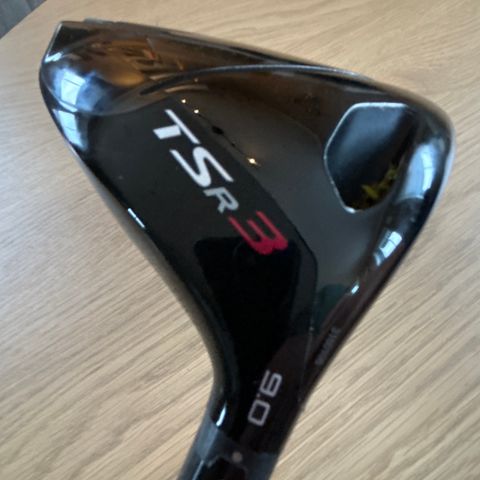 Titleist TSR3 driver.