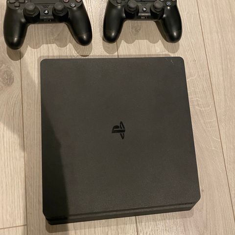 Playstation 4 med 2 kontrollere