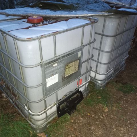 2 stk IBC Kontainere med 1000 liters dunker