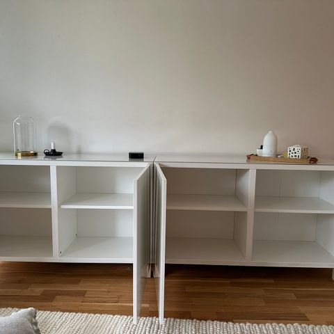 2 x IKEA BESTÅ skjenk hvit/høyglans/glasstopp