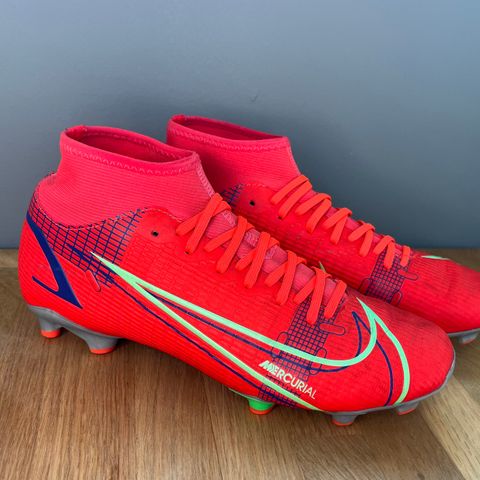 NIKE • Mercurial superfly 8 • Fotballsko til kunstgress/gress • Rød/Blå/Grønn