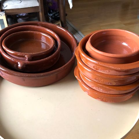 Endel terracotta skåler selges samlet