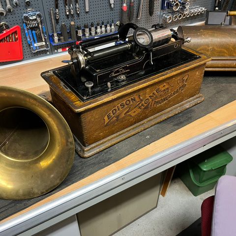 Kjøper deler til Edison Fonograf Phonograph