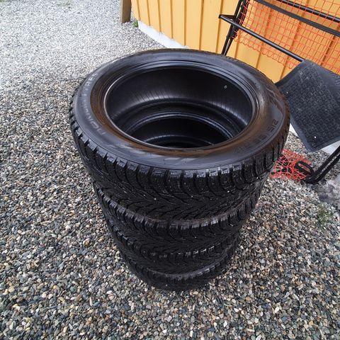 215/55-17 Nokian hakkapeliitta piggfri. Produsert uke 38 2020