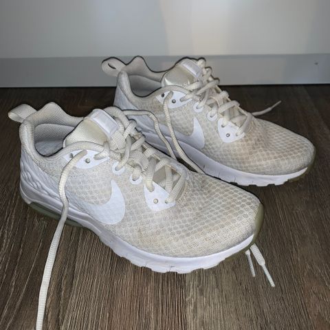 Joggesko Nike air str 36,5