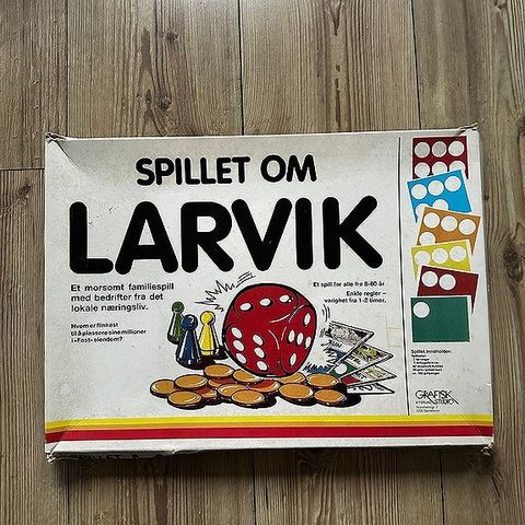 Spillet om LARVIK (1988) - Komplett og alt inni er i flott stand !