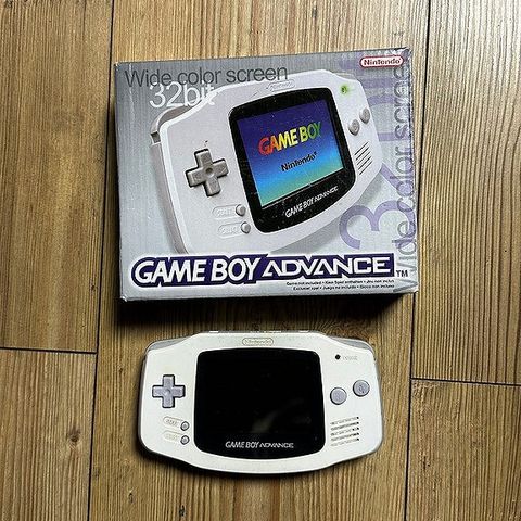 Nintendo GAME BOY ADVANCE i original esken (Arctic White)