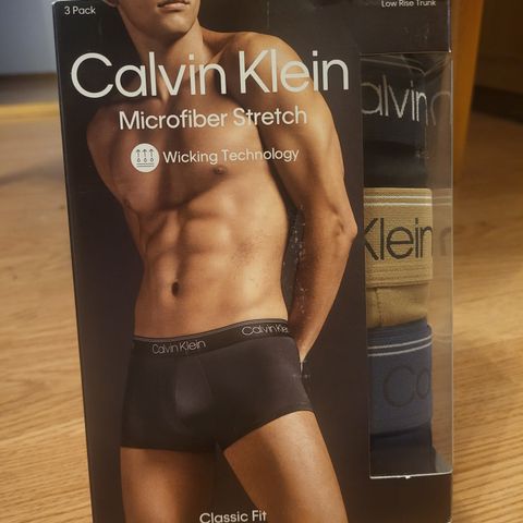 Elegant eske med 3 undertøy  av Calvin Klein