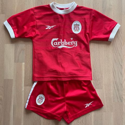 Liverpool hjemmedrakt #4 Song med shorts fra 1999/2000-sesongen (Reebok)