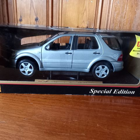 Mercedes Benz ML 55 Skala 1/18