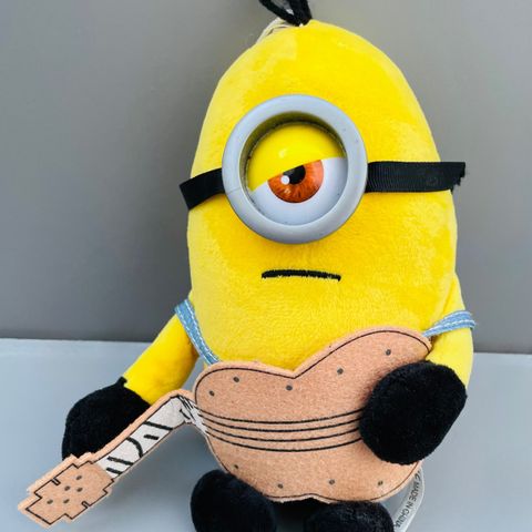 Minion med gitar bamse plysj leke til barn