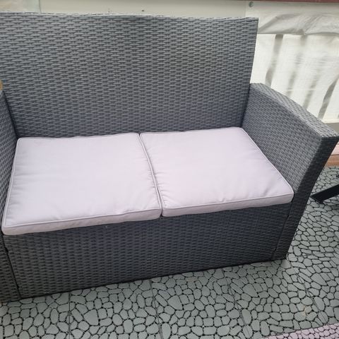 Utemøbler (sofa med puter, pluss bord)