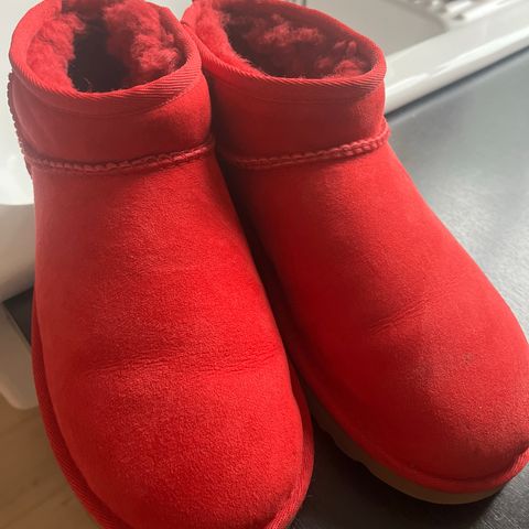 Røde korte uggs. Nesten som nye!