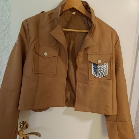 Attack on titan jakke (xxl, asiatisk størrelse)