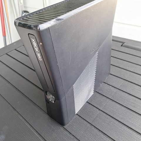 Xbox 360 slim + Spill (oppdatert)