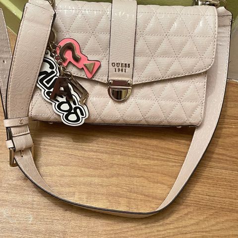 Guess veske ( light pink )