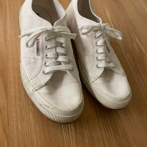 Superga sko størrelse 44 UK 9.5. Pent brukt.