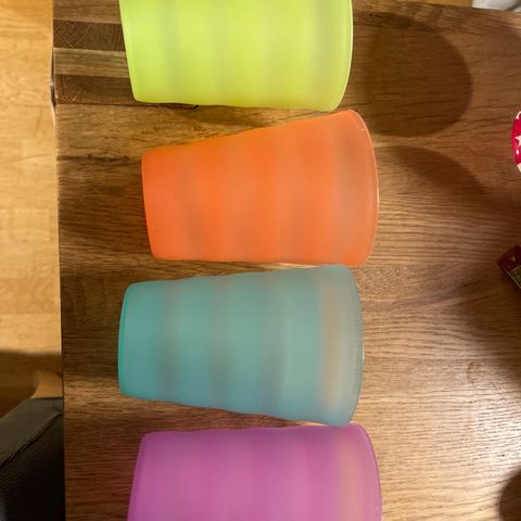 4 kopper fra Tupperware selges samlet for 150 kr