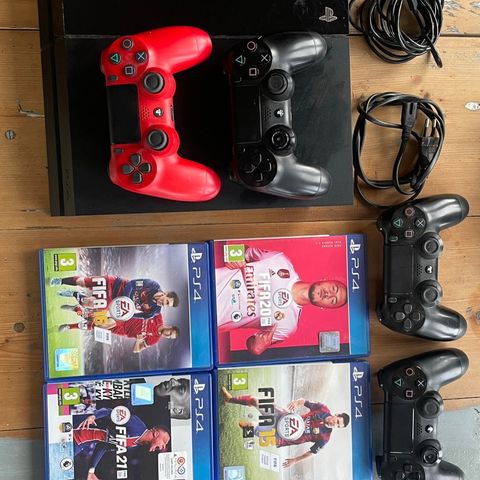 Playstation 4 med 4st konsoller og 4st FIFA spill