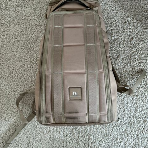 Db Hugger 20l, farge sand, mange rom, ingen skader