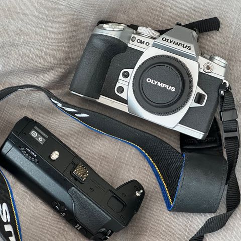 Olympus OM-D  E-M1 med motor og liten blitz