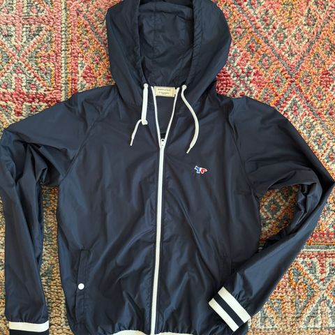 Maison Kitsune vindjakke