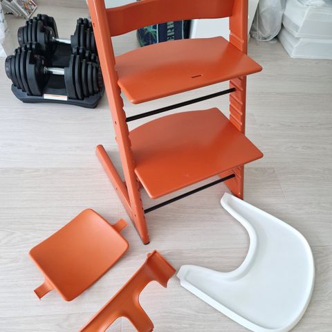 Stokke tripp trapp stol. Lava orange med tilbehør.