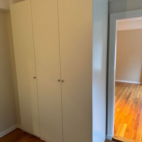 IKEA garderobe med innredning (3x 50 cm skap)